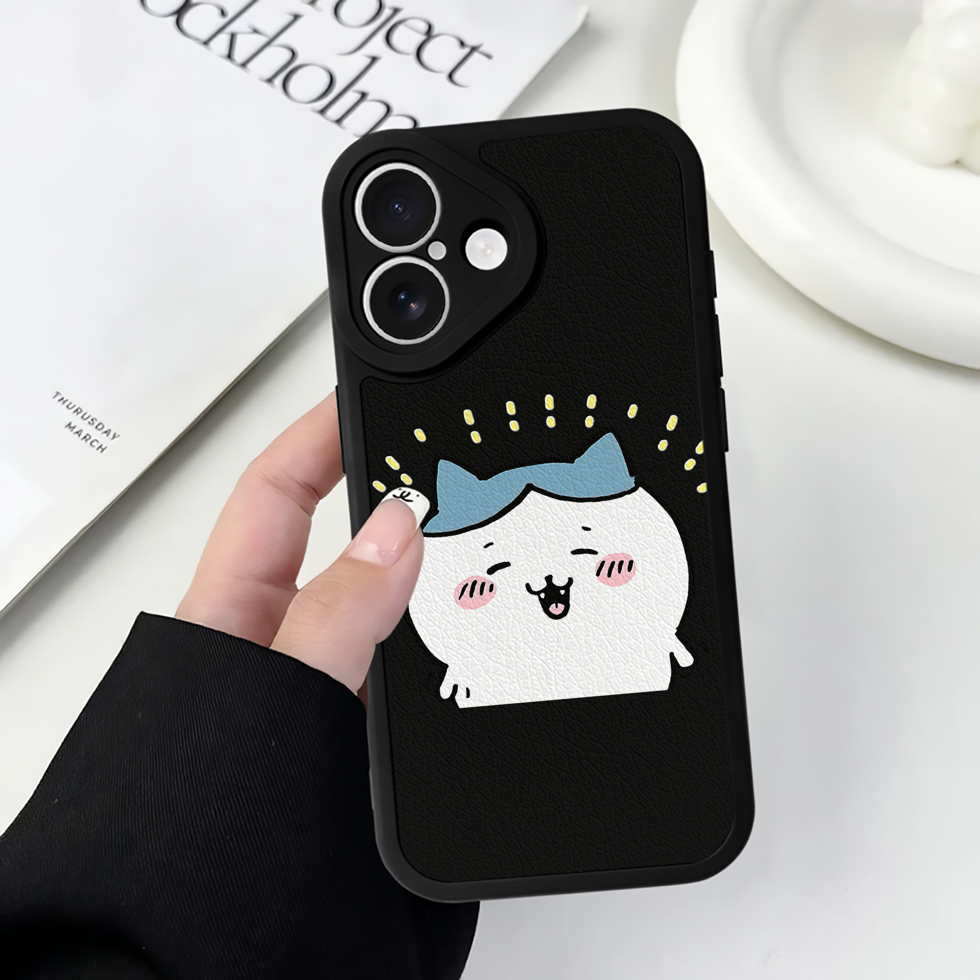 （画像用） ちいかわ ハチワレ Chii-kawa hachiware 【iPhone 16シリーズ対応】シリコンスマホケース（レザー調） 材質：シリコン